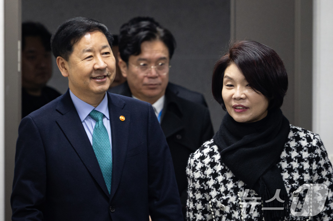 (서울=뉴스1) 유승관 기자 = 한정애 더불어민주당 정책위의장과 구윤철 부총리 겸 재정경제부 장관이 7일 서울 여의도 국회 의원회관에서 열린 2026년 경제성장전략 당정협의에 참석 …