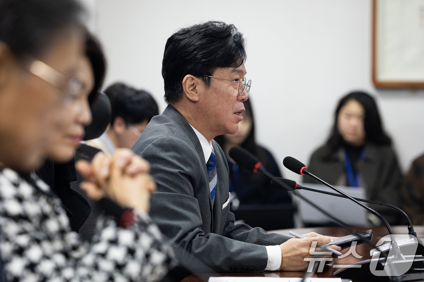 (서울=뉴스1) 유승관 기자 = 김영훈 고용노동부 장관이 7일 서울 여의도 국회 의원회관에서 열린 2026년 경제성장전략 당정협의에서 모두 발언을 하고 있다. 2026.1.7/뉴스 …