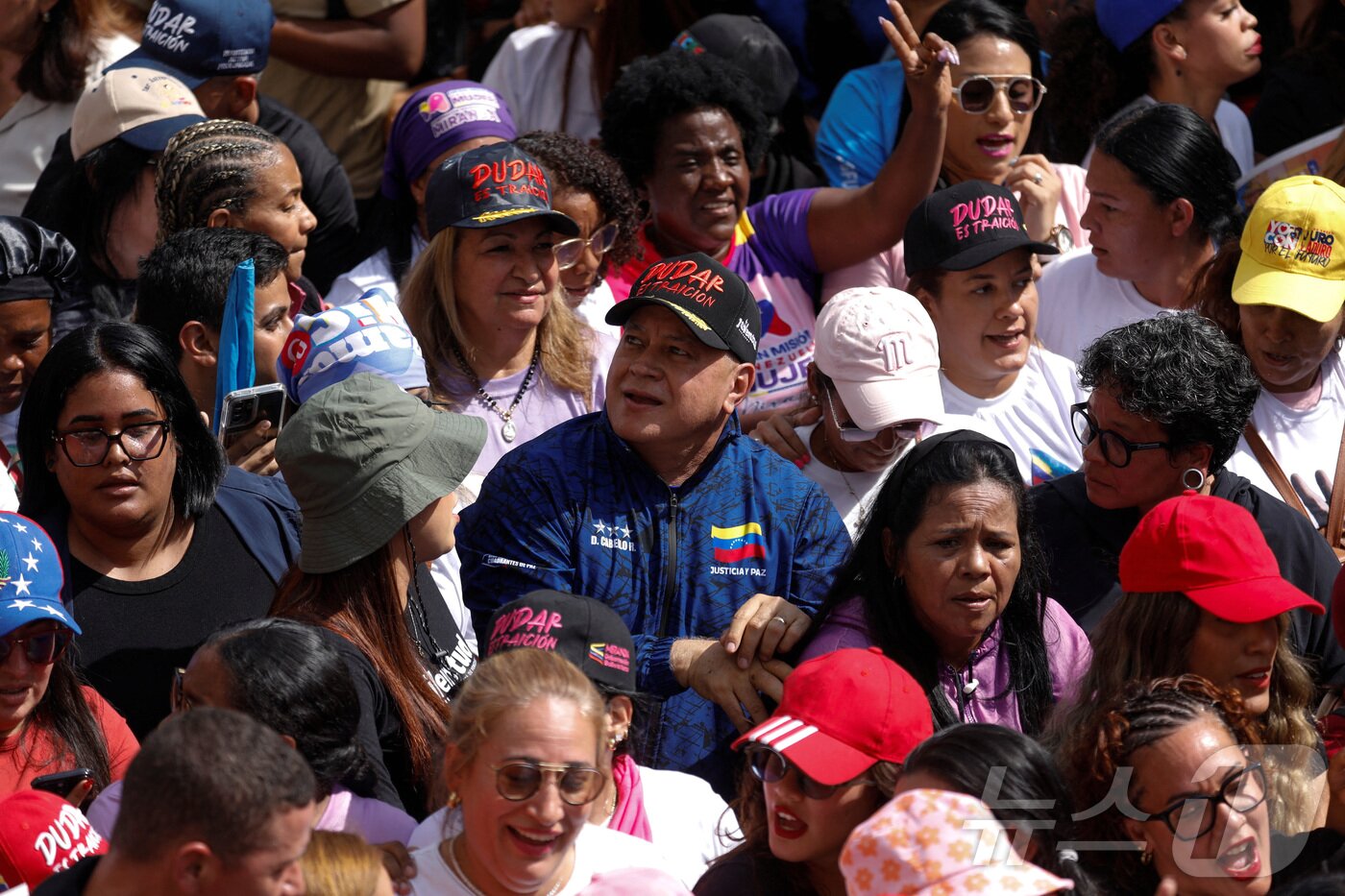 본문 이미지 - 디오스다도 카베요 베네수엘라 내무장관이 6일(현지시간) 카라카스에서 열린 니콜라스 마두로 대통령 지지 행진에 참석했다. 2026.1.6 ⓒ 로이터=뉴스1 ⓒ News1 김경민 기자