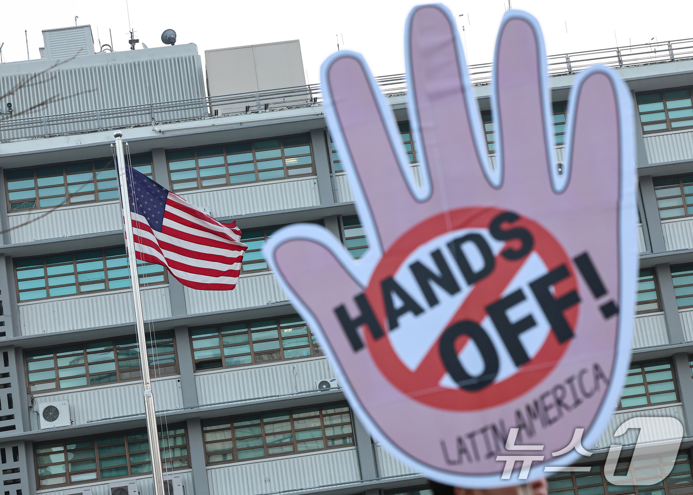 (서울=뉴스1) 김도우 기자 = 평화주권행동 평화너머 활동가들이 7일 서울 종로구 미국대사관인근에서 미국의 베네수엘라 침공을 규탄하며 피켓팅을 하고있다. 2026.1.7/뉴스1