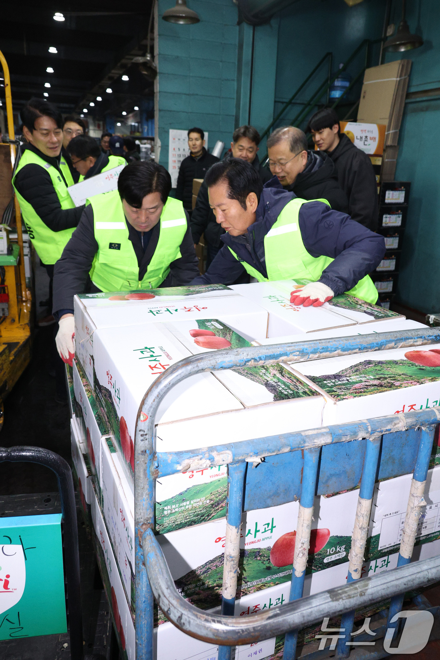 (서울=뉴스1) 신웅수 기자 = 정청래 더불어민주당 대표가 7일 서울 송파구 가락동 농수산물 종합도매시장을 찾아 낙찰 받은 과일을 옮기고 있다. 2026.1.7/뉴스1