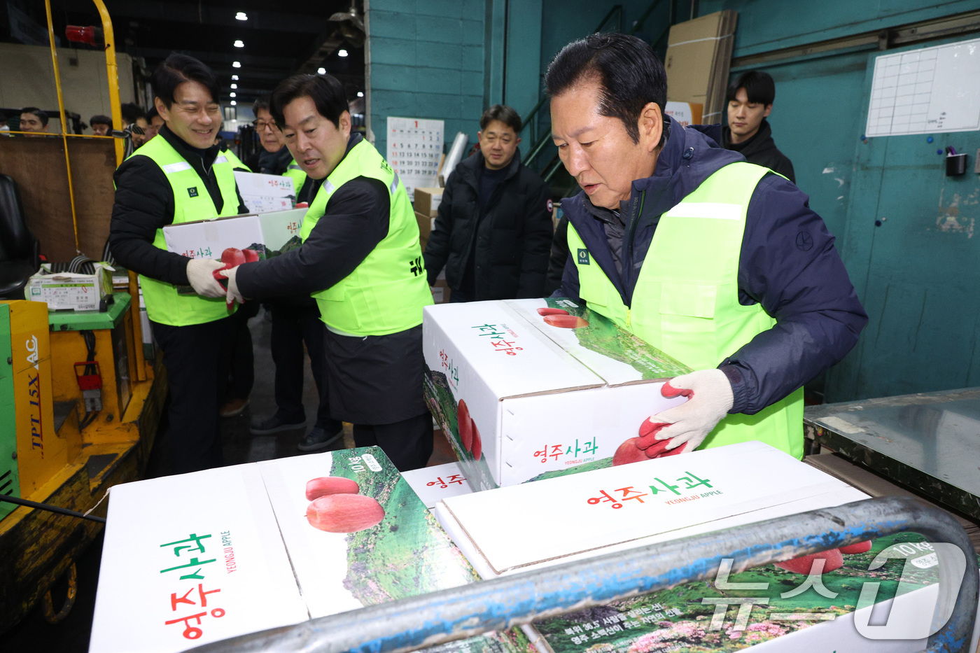 (서울=뉴스1) 신웅수 기자 = 정청래 더불어민주당 대표가 7일 서울 송파구 가락동 농수산물 종합도매시장을 찾아 낙찰 받은 과일을 옮기고 있다. 2026.1.7/뉴스1