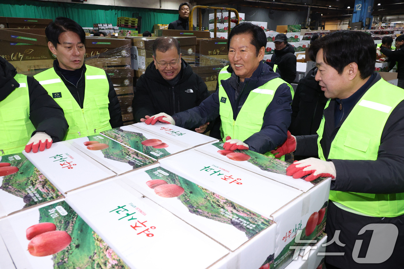 (서울=뉴스1) 신웅수 기자 = 정청래 더불어민주당 대표가 7일 서울 송파구 가락동 농수산물 종합도매시장을 찾아 낙찰받은 과일을 옮기고 있다. 2026.1.7/뉴스1