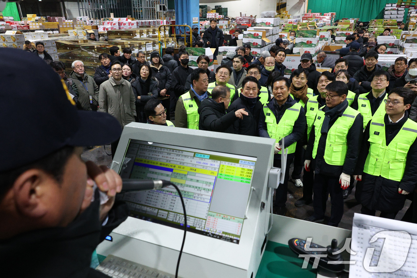 (서울=뉴스1) 신웅수 기자 = 정청래 더불어민주당 대표가 7일 서울 송파구 가락동 농수산물 종합도매시장을 찾아 경매를 체험하고 있다. 2026.1.7/뉴스1