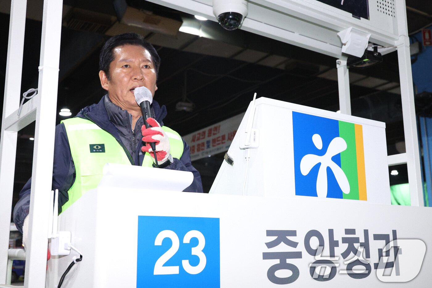 본문 이미지 - 정청래 더불어민주당 대표가 7일 서울 송파구 가락동 농수산물 종합도매시장을 찾아 상인들에게 인사하고 있다. 2026.1.7/뉴스1 ⓒ News1 신웅수 기자