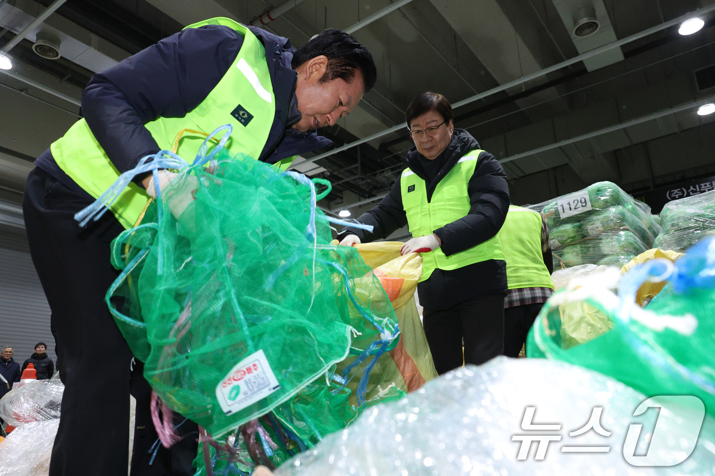 (서울=뉴스1) 신웅수 기자 = 정청래 더불어민주당 대표가 7일 서울 송파구 가락동 농수산물 종합도매시장을 찾아 청소를 하고 있다. 2026.1.7/뉴스1
