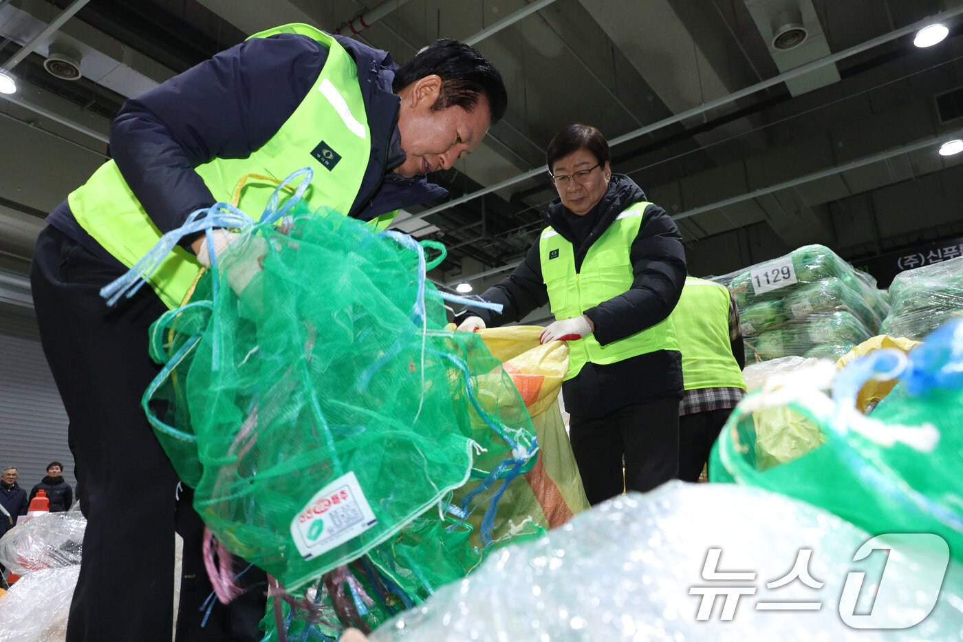 본문 이미지 - 정청래 더불어민주당 대표가 7일 서울 송파구 가락동 농수산물 종합도매시장을 찾아 청소를 하고 있다. 2026.1.7/뉴스1 ⓒ News1 신웅수 기자