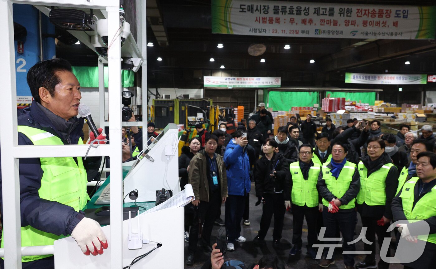 본문 이미지 - 정청래 더불어민주당 대표가 7일 서울 송파구 가락동 농수산물 종합도매시장을 찾아 인사말을 하고 있다. 2026.1.7/뉴스1 ⓒ News1 신웅수 기자