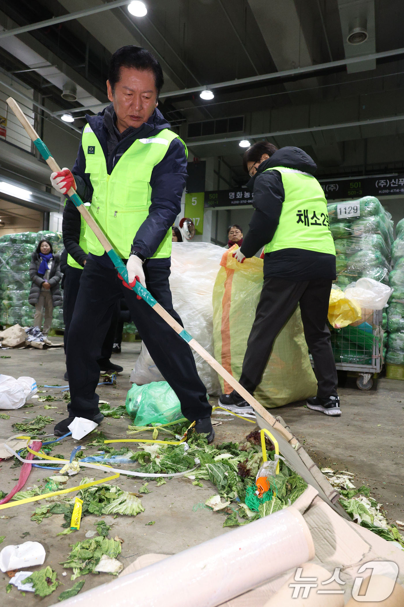 (서울=뉴스1) 신웅수 기자 = 정청래 더불어민주당 대표가 7일 서울 송파구 가락동 농수산물 종합도매시장을 찾아 청소를 하고 있다. 2026.1.7/뉴스1