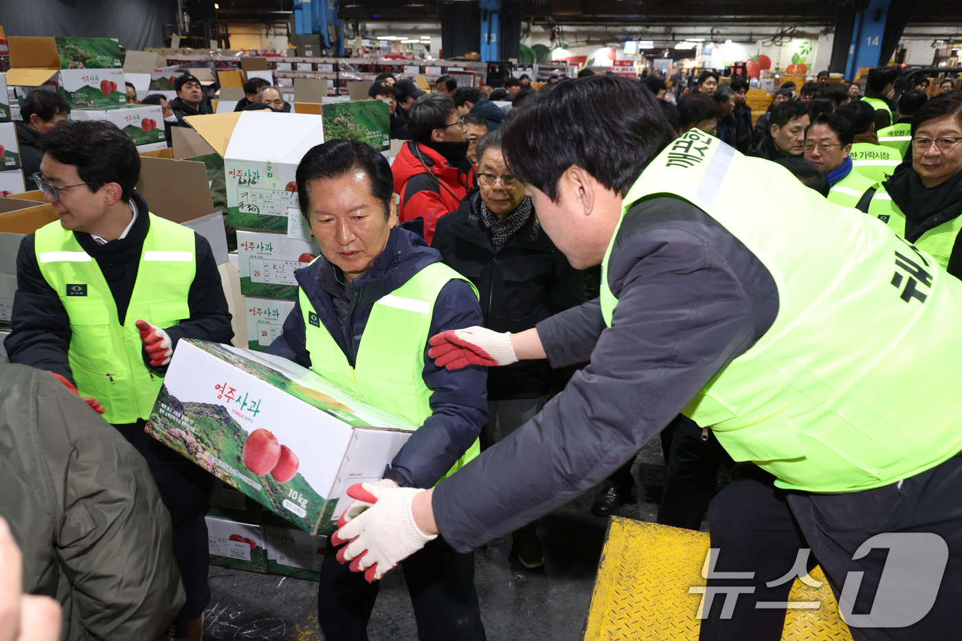 (서울=뉴스1) 신웅수 기자 = 정청래 더불어민주당 대표가 7일 서울 송파구 가락동 농수산물 종합도매시장을 찾아 낙찰받은 과일을 옮기고 있다. 2026.1.7/뉴스1