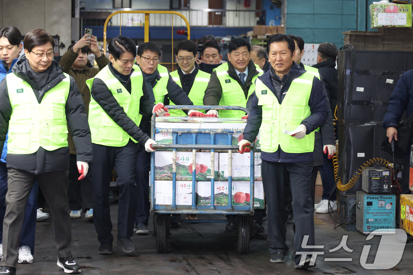 (서울=뉴스1) 신웅수 기자 = 정청래 더불어민주당 대표가 7일 서울 송파구 가락동 농수산물 종합도매시장을 찾아 낙찰 받은 과일을 옮기고 있다. 2026.1.7/뉴스1