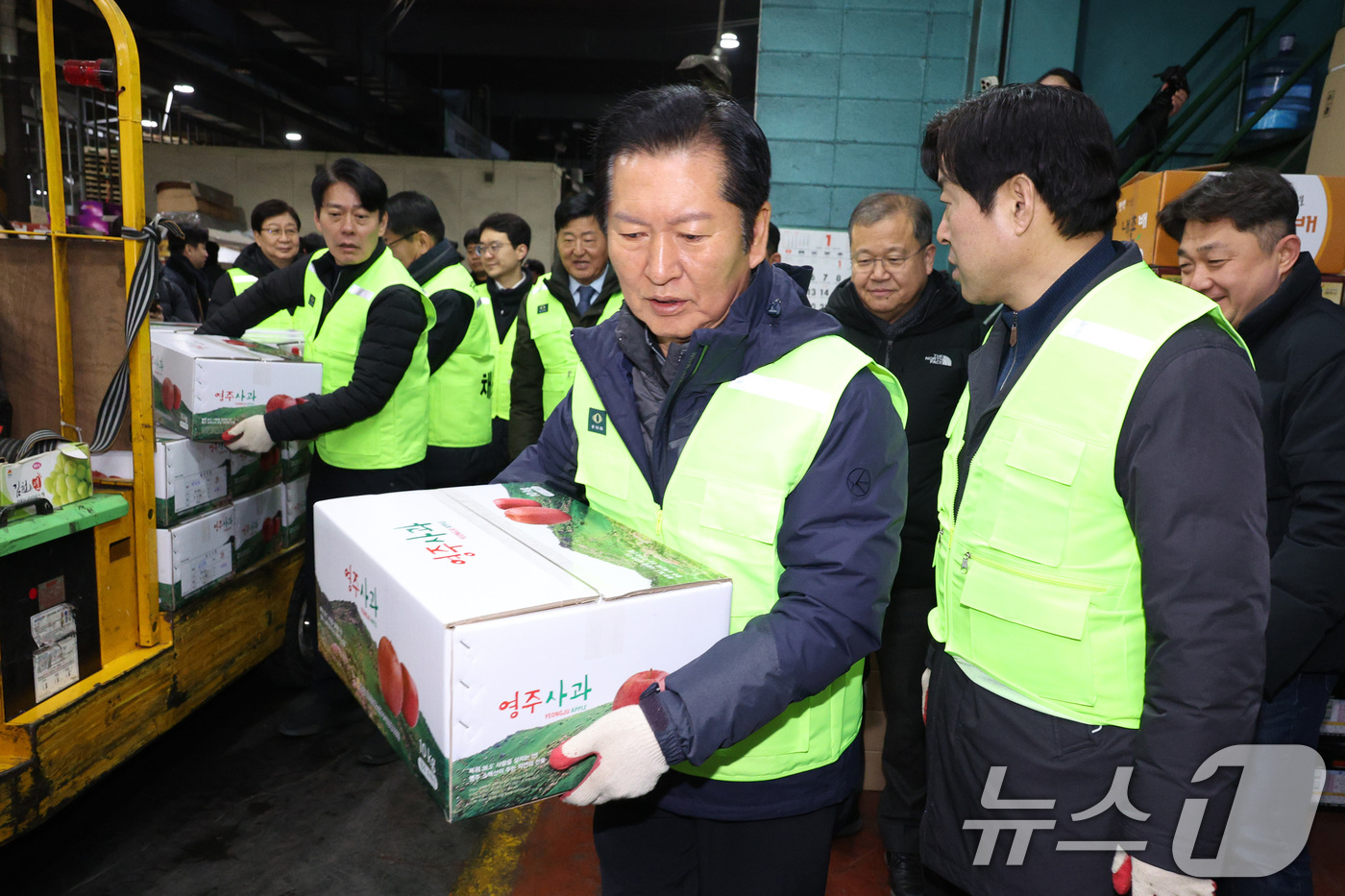 (서울=뉴스1) 신웅수 기자 = 정청래 더불어민주당 대표가 7일 서울 송파구 가락동 농수산물 종합도매시장을 찾아 낙찰 받은 과일을 옮기고 있다. 2026.1.7/뉴스1