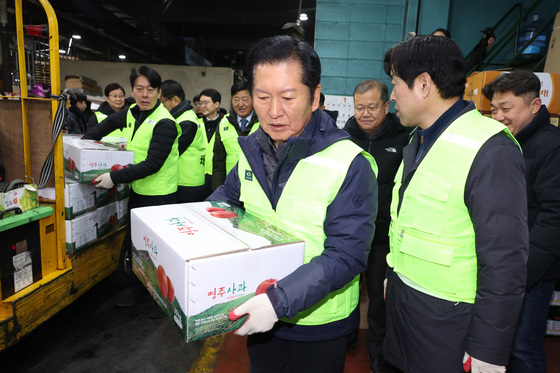 [뉴스1 PICK]가락시장 찾은 정청래 "국힘,'썩은 사과'라도 비상계엄 사과하라"