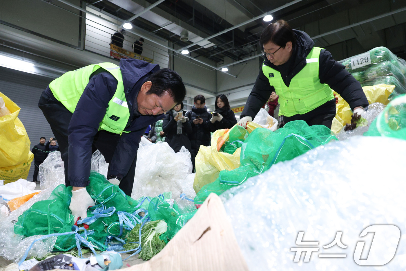 (서울=뉴스1) 신웅수 기자 = 정청래 더불어민주당 대표가 7일 서울 송파구 가락동 농수산물 종합도매시장을 찾아 청소를 하고 있다. 2026.1.7/뉴스1