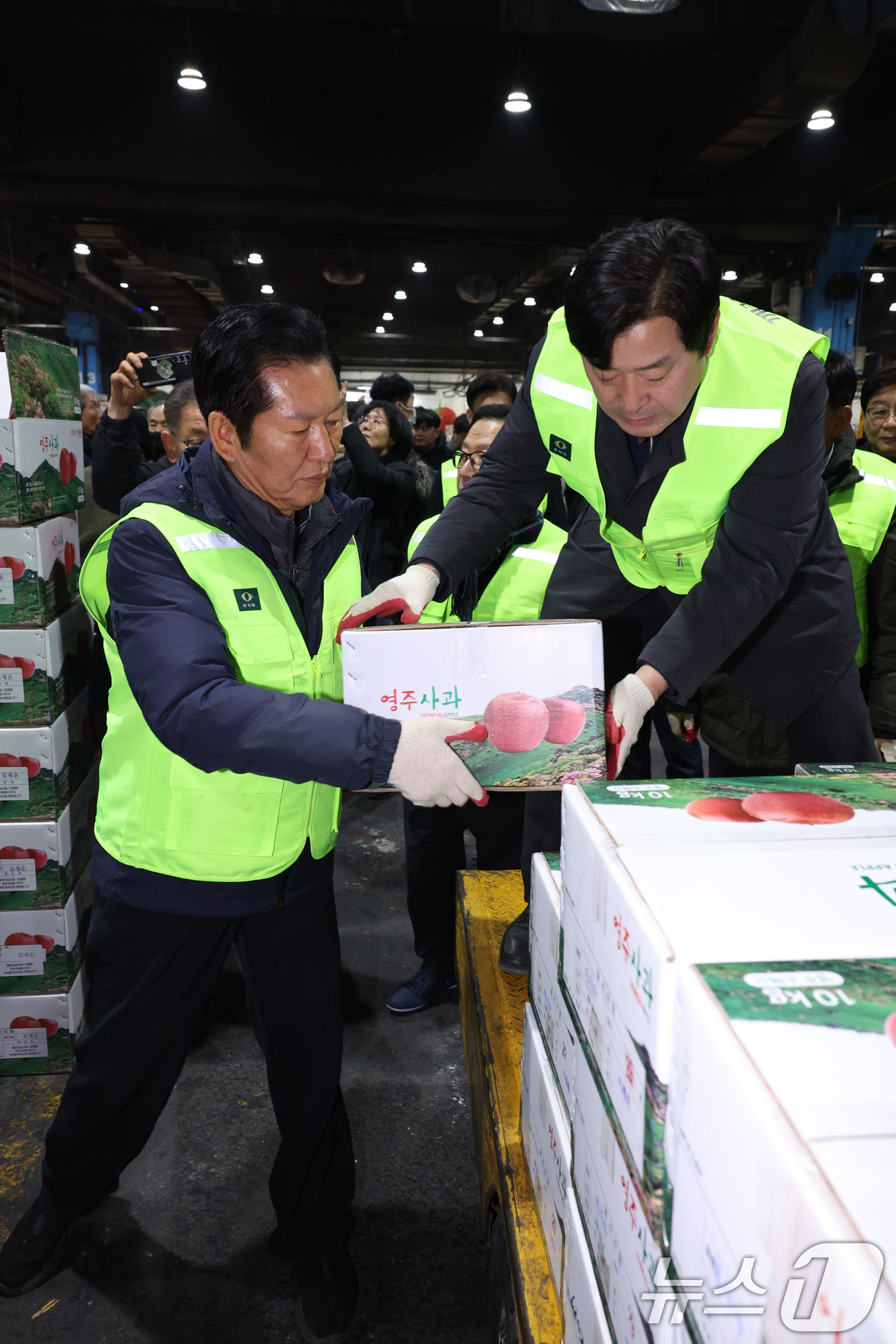 (서울=뉴스1) 신웅수 기자 = 정청래 더불어민주당 대표가 7일 서울 송파구 가락동 농수산물 종합도매시장을 찾아 낙찰받은 과일을 옮기고 있다. 2026.1.7/뉴스1