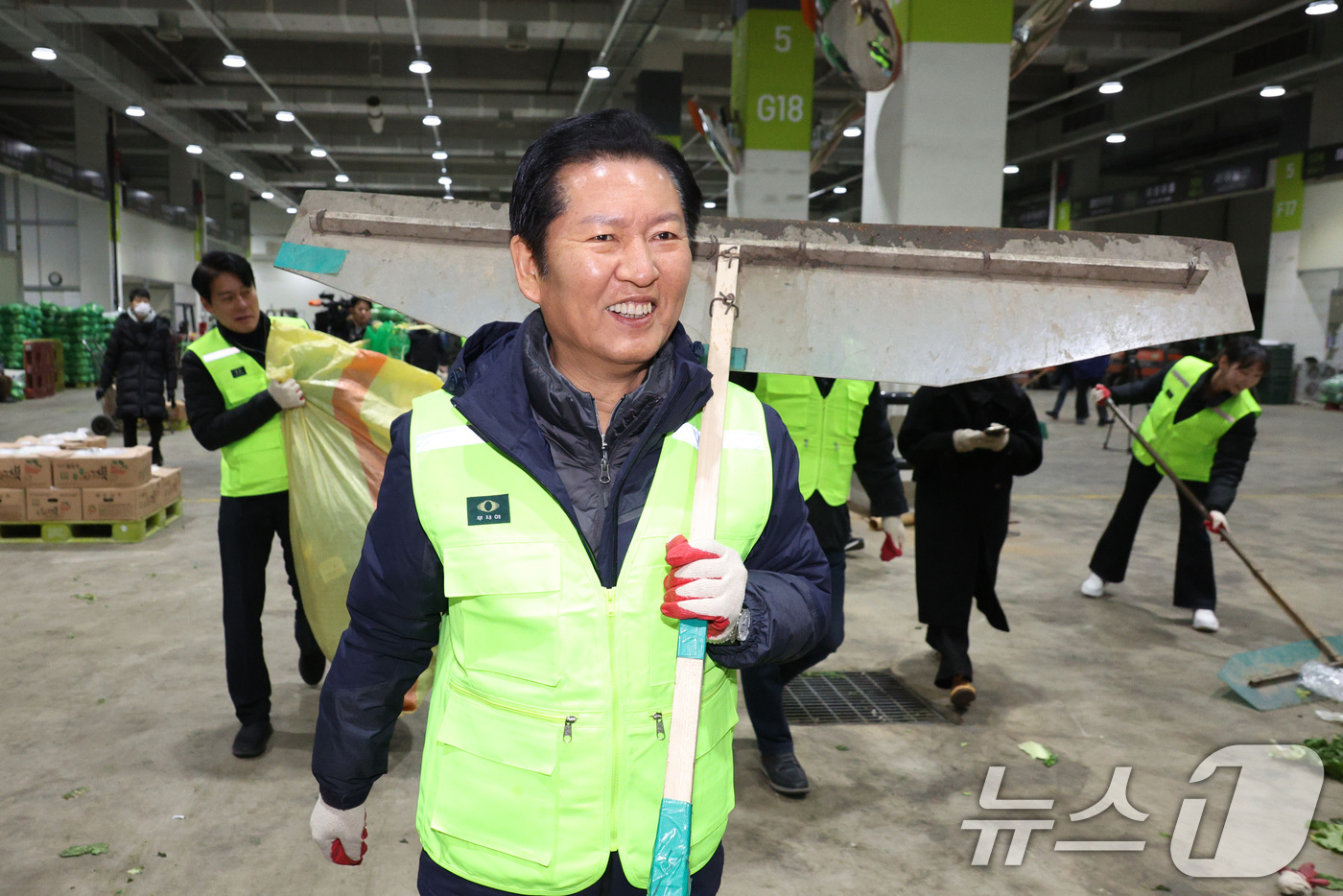 (서울=뉴스1) 신웅수 기자 = 정청래 더불어민주당 대표가 7일 서울 송파구 가락동 농수산물 종합도매시장을 찾아 청소를 하고 있다. 2026.1.7/뉴스1