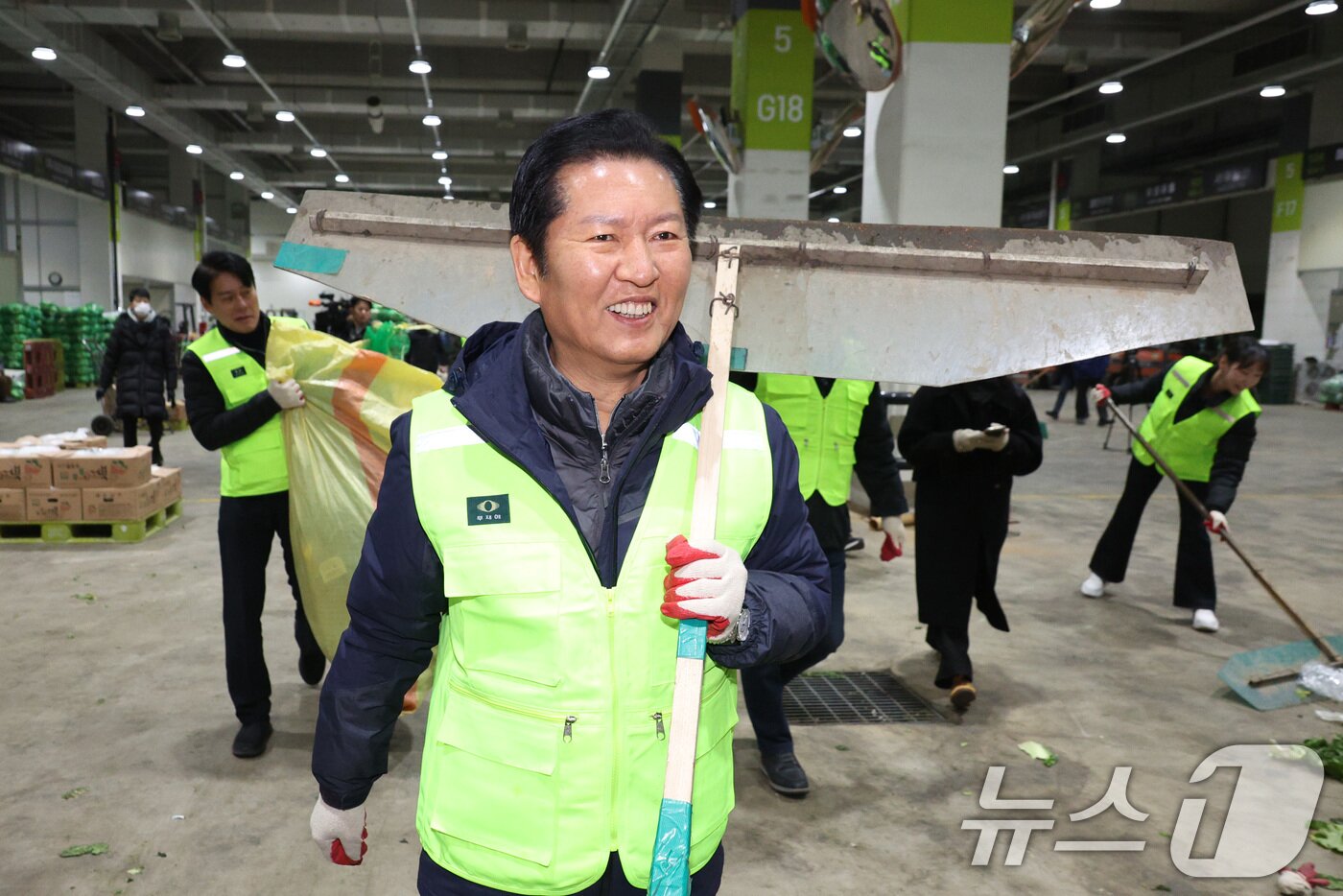 본문 이미지 - 정청래 더불어민주당 대표가 7일 서울 송파구 가락동 농수산물 종합도매시장을 찾아 청소를 하고 있다. 2026.1.7/뉴스1 ⓒ News1 신웅수 기자