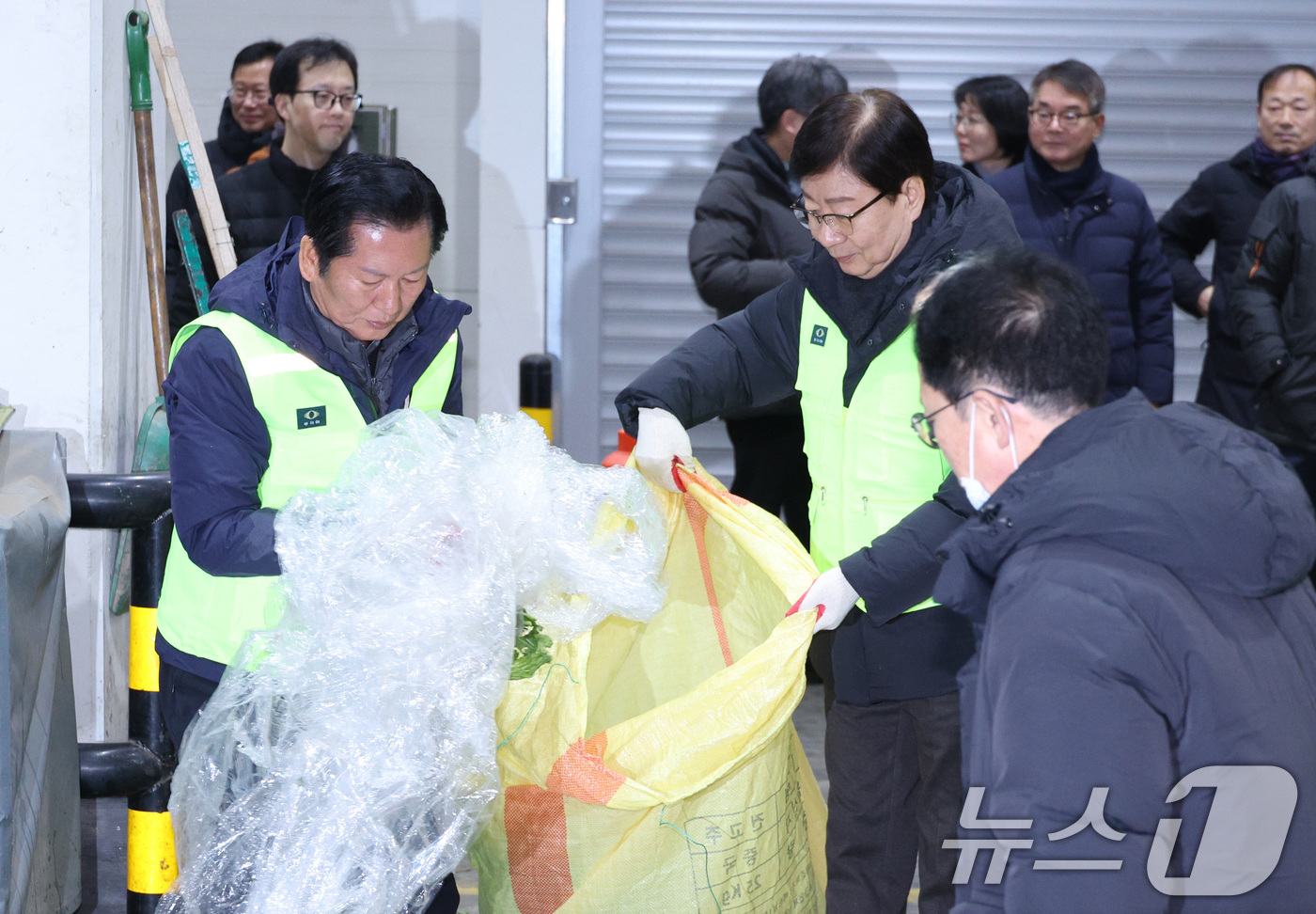 (서울=뉴스1) 신웅수 기자 = 정청래 더불어민주당 대표가 7일 서울 송파구 가락동 농수산물 종합도매시장을 찾아 청소를 하고 있다. 2026.1.7/뉴스1