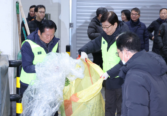 가락시장 경매장 청소하는 정청래