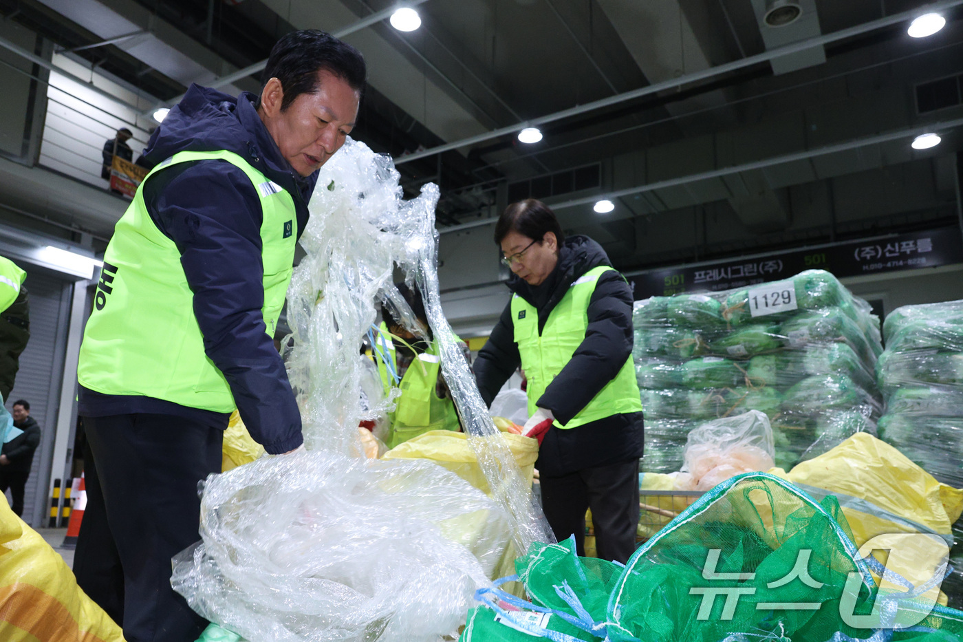 (서울=뉴스1) 신웅수 기자 = 정청래 더불어민주당 대표가 7일 서울 송파구 가락동 농수산물 종합도매시장을 찾아 청소를 하고 있다. 2026.1.7/뉴스1
