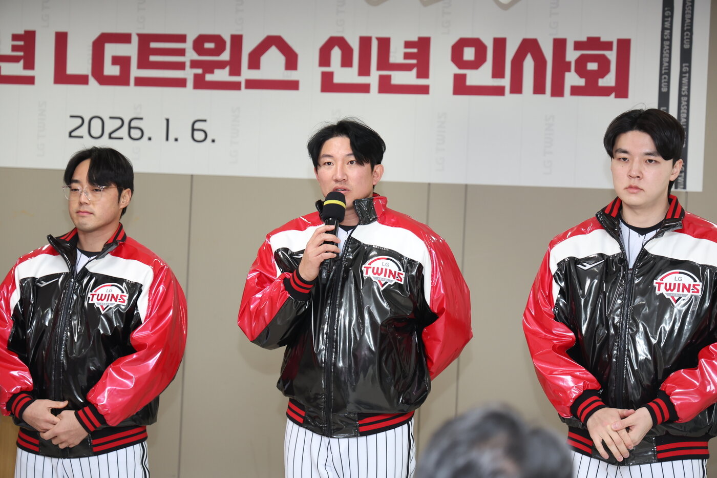 본문 이미지 - LG 트윈스 투수 장시환(가운데)이 6일 서울 잠실야구장에서 열린 구단 신년인사회에서 각오를 밝히고 있다. (LG 트윈스 제공)