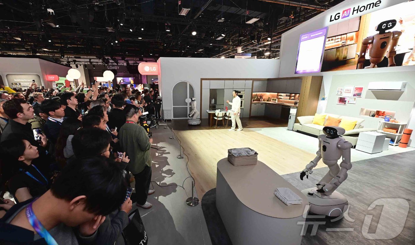 (서울=뉴스1) = 6일(현지 시간) 미국 라스베이거스에서 열리고 있는 세계 최대 가전∙IT 전시회 ‘CES 2026’에서 관람객들이 LG전자의 홈 로봇 ‘LG 클로이드’와 로봇의 …