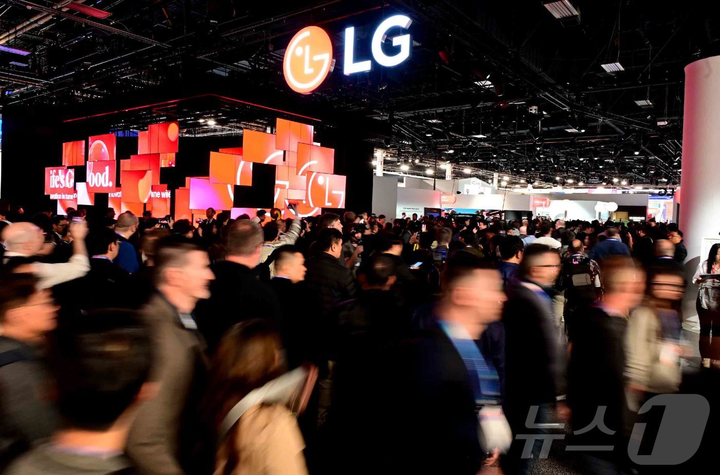 (서울=뉴스1) = 6일(현지 시간) 미국 라스베이거스에서 열린 세계 최대 가전∙IT 전시회 ‘CES 2026’에 참가한 LG전자 전시관에 관람객들이 북적이고 있다. (LG전자 제 …