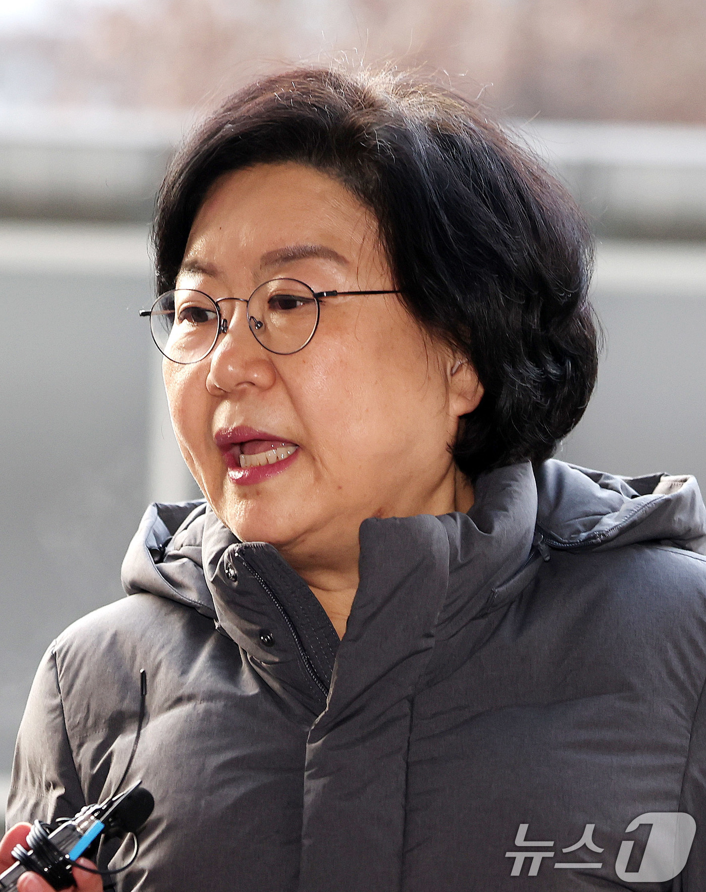 (서울=뉴스1) 박지혜 기자 = 이혜훈 기획예산처 초대 장관 후보자가 7일 오전 서울 중구 예금보험공사에 마련된 인사청문회 준비 사무실로 출근하며 취재진 질문에 답하고 있다. 20 …