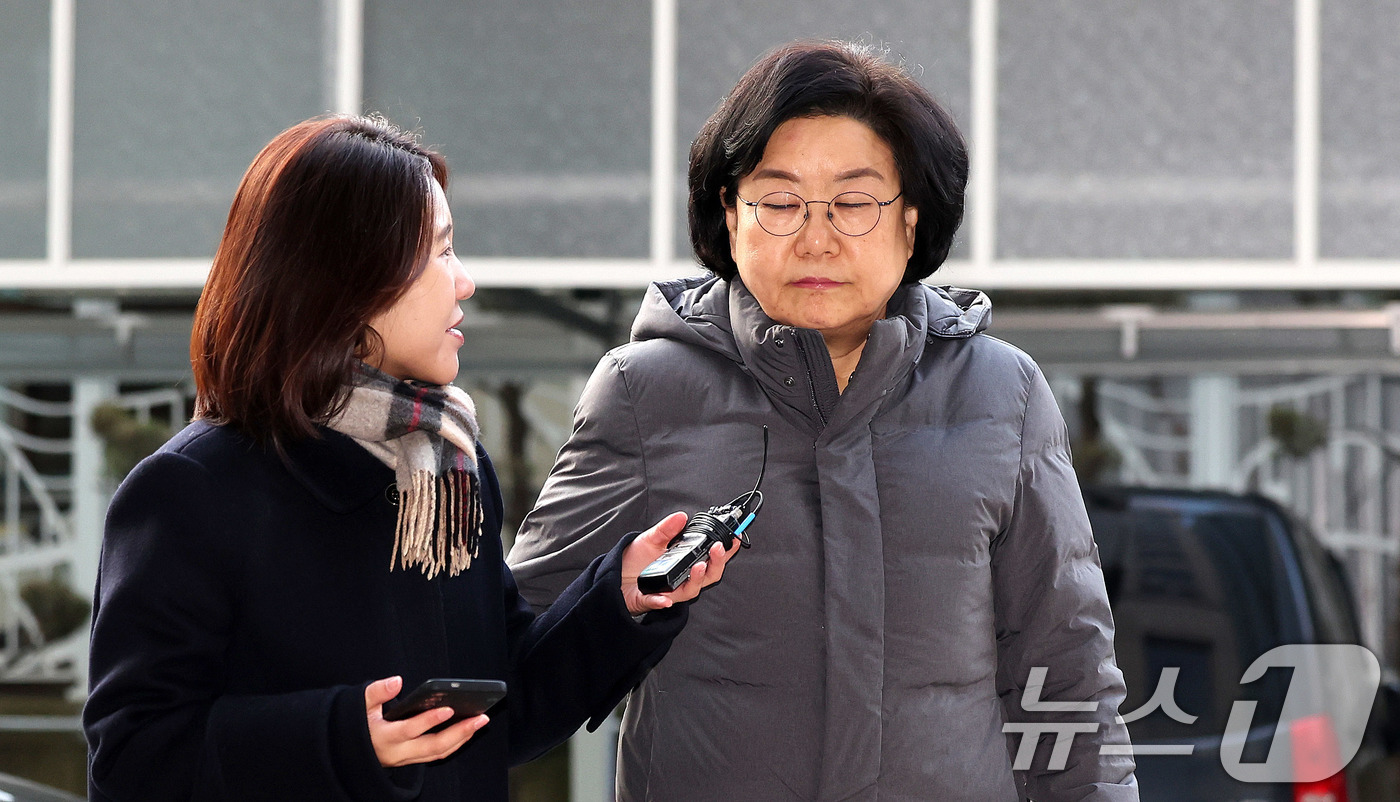 (서울=뉴스1) 박지혜 기자 = 이혜훈 기획예산처 초대 장관 후보자가 7일 오전 서울 중구 예금보험공사에 마련된 인사청문회 준비 사무실로 출근하며 취재진 질문을 받고 있다. 202 …