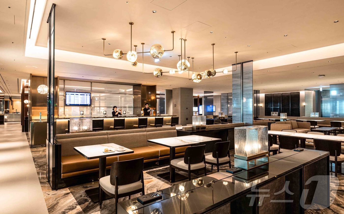 (서울=뉴스1) = 대한항공이 아시아나항공의 인천국제공항 제2여객터미널(T2) 이전을 앞두고 고객들의 라운지 이용 편의성을 높이기 위해 IT 및 빅데이터를 활용한 서비스 제고에 나 …