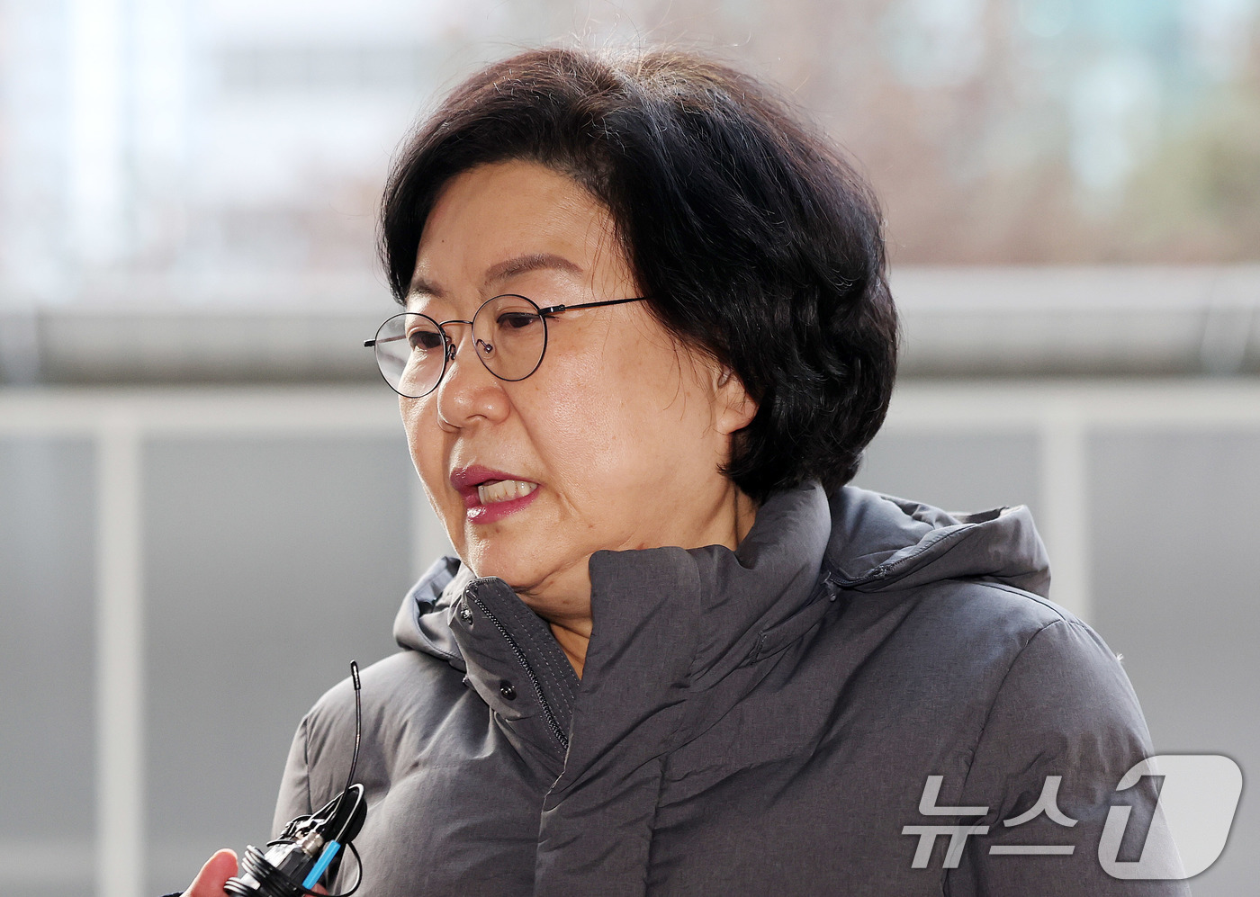 (서울=뉴스1) 박지혜 기자 = 이혜훈 기획예산처 초대 장관 후보자가 7일 오전 서울 중구 예금보험공사에 마련된 인사청문회 준비 사무실로 출근하며 취재진 질문에 답하고 있다. 20 …