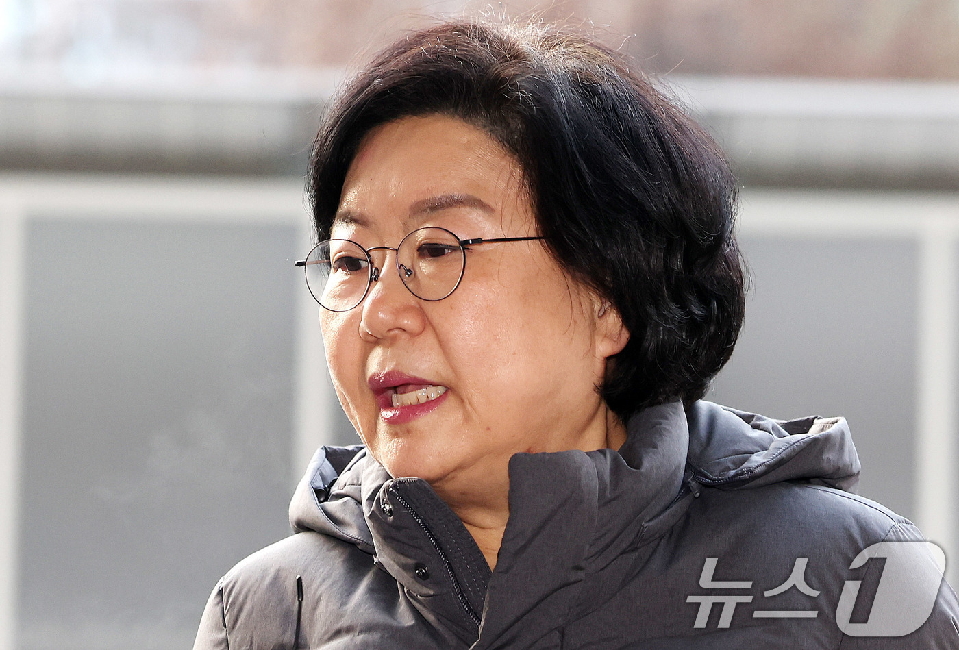 (서울=뉴스1) 박지혜 기자 = 이혜훈 기획예산처 초대 장관 후보자가 7일 오전 서울 중구 예금보험공사에 마련된 인사청문회 준비 사무실로 출근하며 취재진 질문에 답하고 있다. 20 …