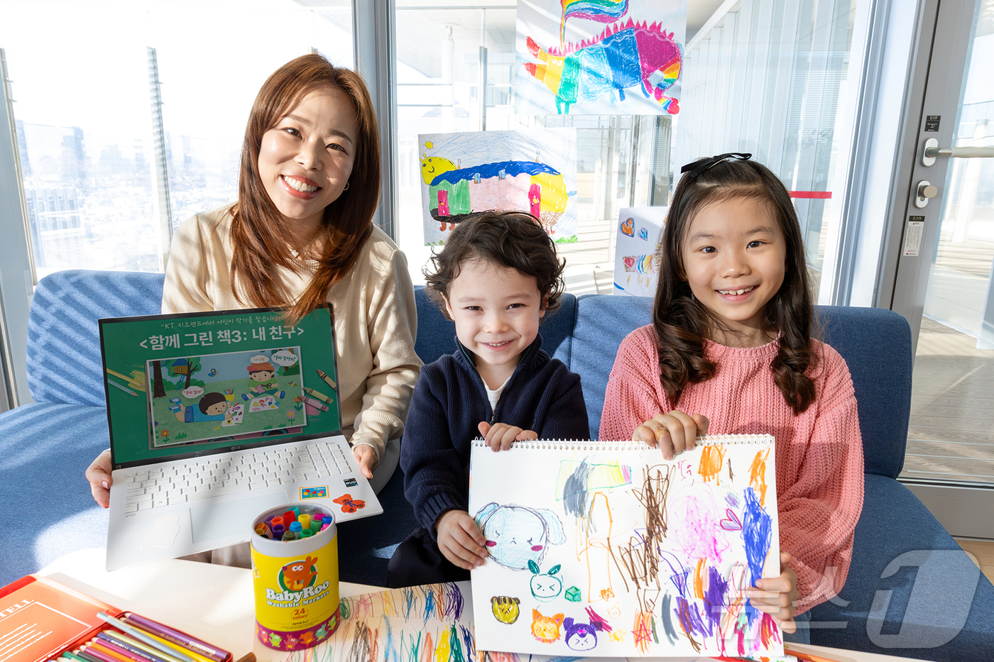 (서울=뉴스1) = KT가 영유아동 전용 IPTV 서비스인 지니 TV 키즈랜드에서 ‘함께 그린 책 3’ 어린이 작가 공모전을 진행하고, 이와 연계해 국내 최대 심리상담센터 ‘허그맘 …