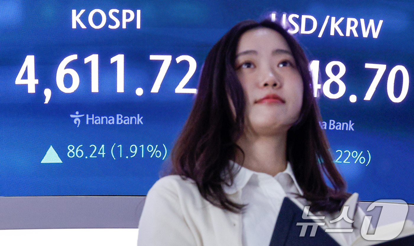 (서울=뉴스1) 안은나 기자 = 코스피가 장중 4600선을 돌파한 7일 오전 서울 중구 하나은행 딜링룸 전광판에 코스피 지수가 나오고 있다. 2026.1.7/뉴스1
