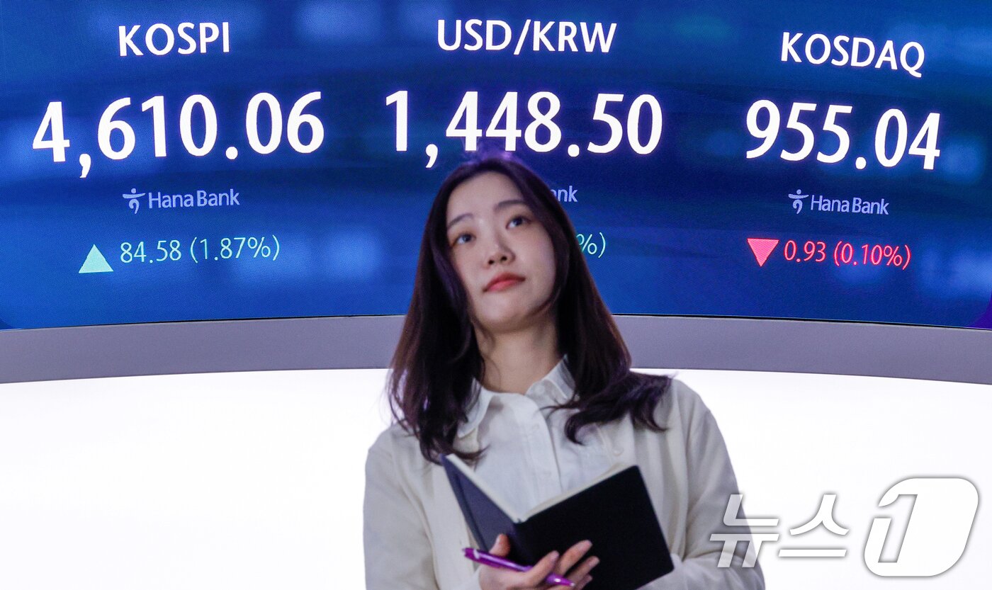 본문 이미지 - 코스피가 장중 4600선을 돌파한 7일 오전 서울 중구 하나은행 딜링룸 전광판에 코스피, 코스닥 지수와 원·달러 환율이 나오고 있다. 2026.1.7/뉴스1 ⓒ News1 안은나 기자