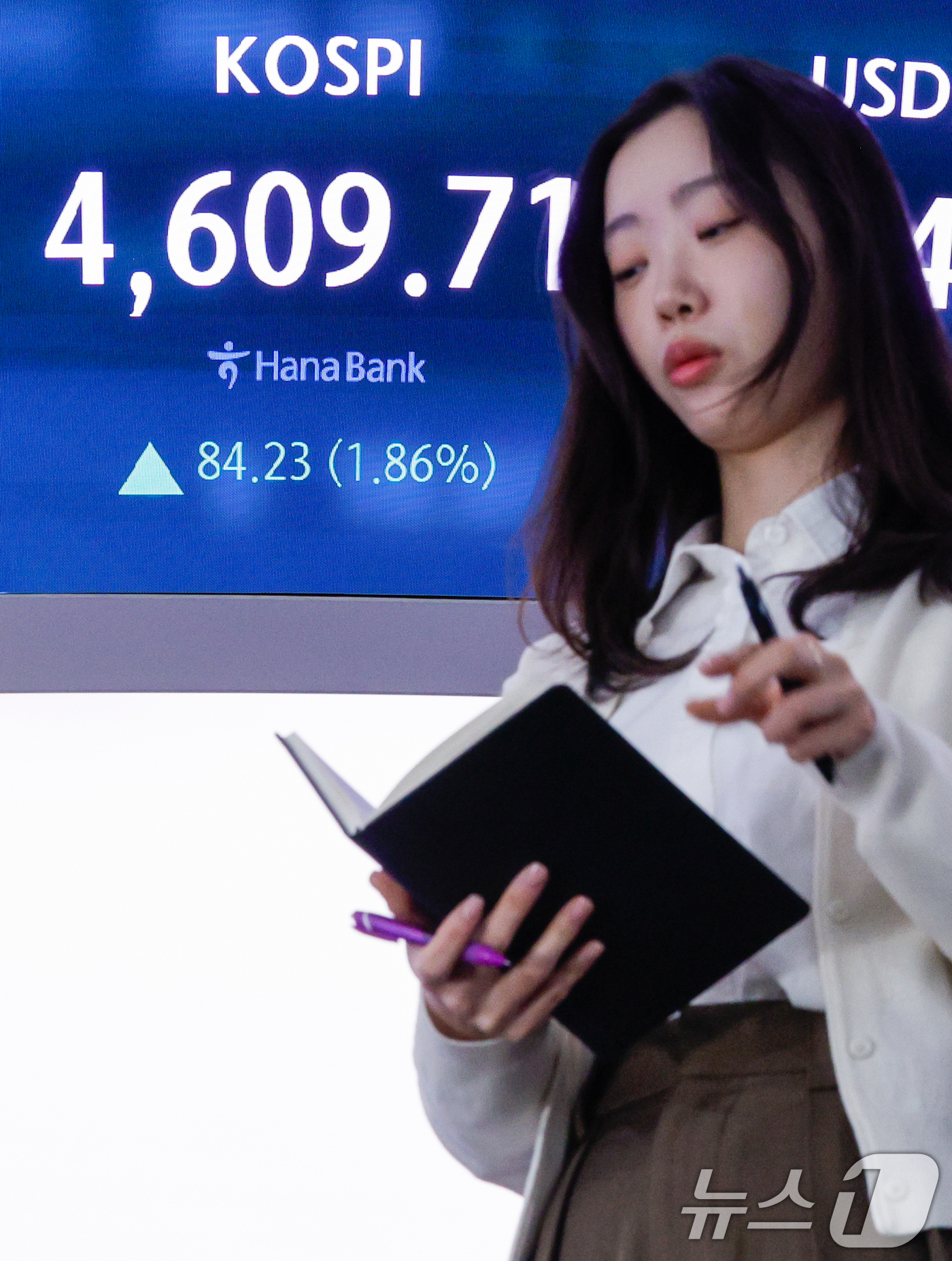 (서울=뉴스1) 안은나 기자 = 코스피가 장중 4600선을 돌파한 7일 오전 서울 중구 하나은행 딜링룸 전광판에 코스피 지수가 나오고 있다. 2026.1.7/뉴스1