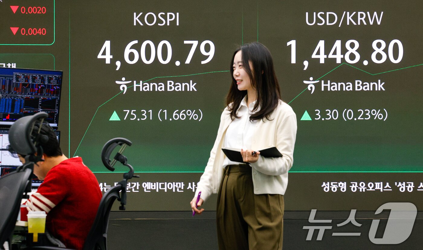 본문 이미지 - 코스피가 장중 4600선을 돌파한 7일 오전 서울 중구 하나은행 딜링룸 전광판에 코스피 지수와 환율이 나오고 있다. 2026.1.7/뉴스1 ⓒ News1 안은나 기자