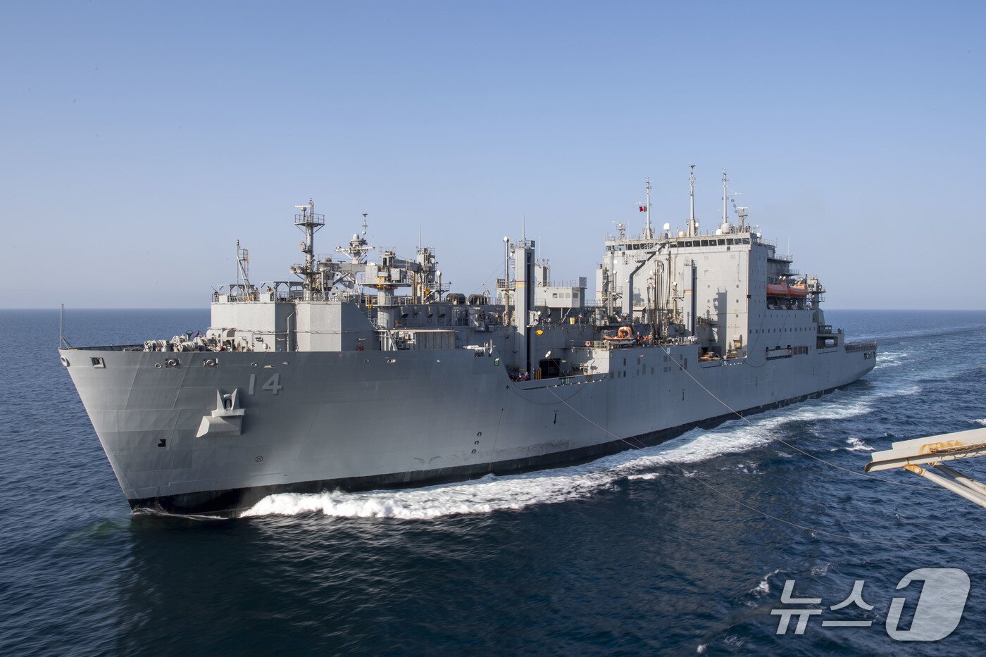 본문 이미지 - 미 해군 7함대 소속 'USNS 세사르 차베즈'함의 항해 모습(미 해군 해상수송사령부 제공)