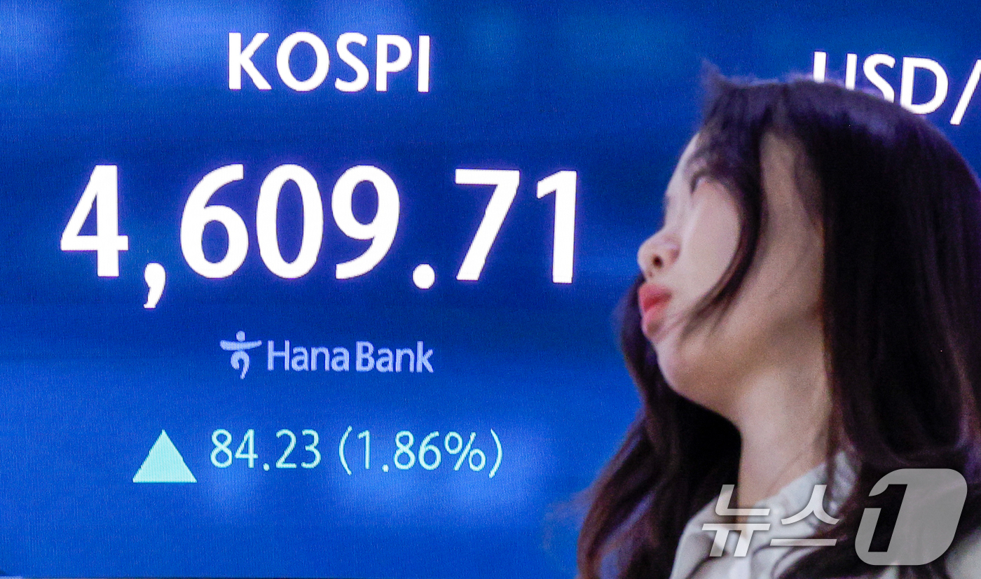 (서울=뉴스1) 안은나 기자 = 코스피가 장중 4600선을 돌파한 7일 오전 서울 중구 하나은행 딜링룸 전광판에 코스피 지수가 나오고 있다. 2026.1.7/뉴스1