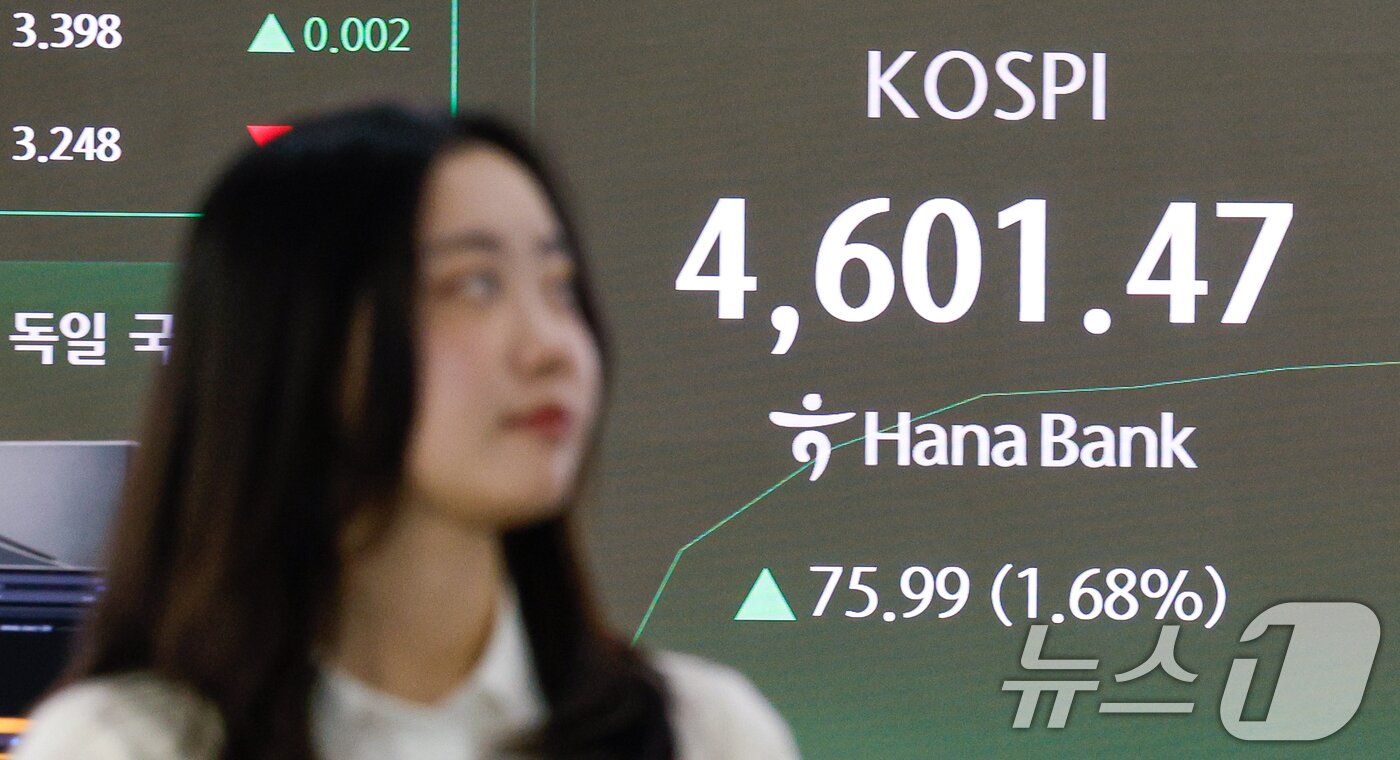 본문 이미지 - 코스피가 장중 4600선을 돌파한 7일 오전 서울 중구 하나은행 딜링룸 전광판에 코스피 지수가 나오고 있다. 2026.1.7/뉴스1 ⓒ News1 안은나 기자