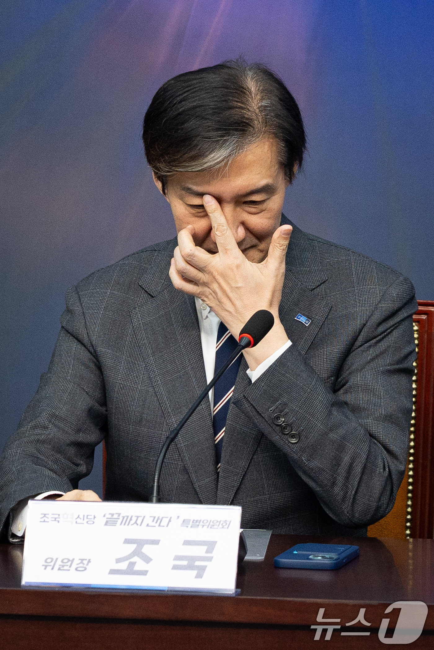 (서울=뉴스1) 유승관 기자 = 조국 조국혁신당 대표가 7일 서울 여의도 국회에서 열린 '끝까지 간다' 특별위원회 회의에서 얼굴을 매만지고 있다. 2026.1.7/뉴스1