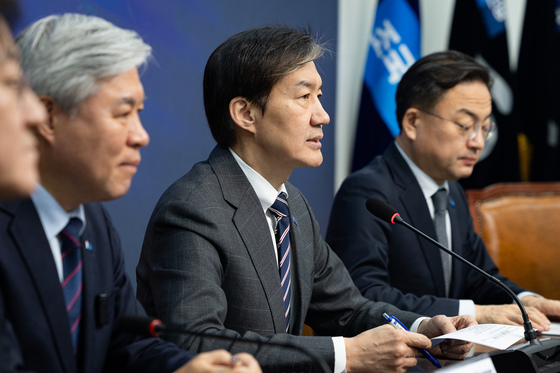 '끝까지 간다' 특별위원회의 주재하는 조국 대표