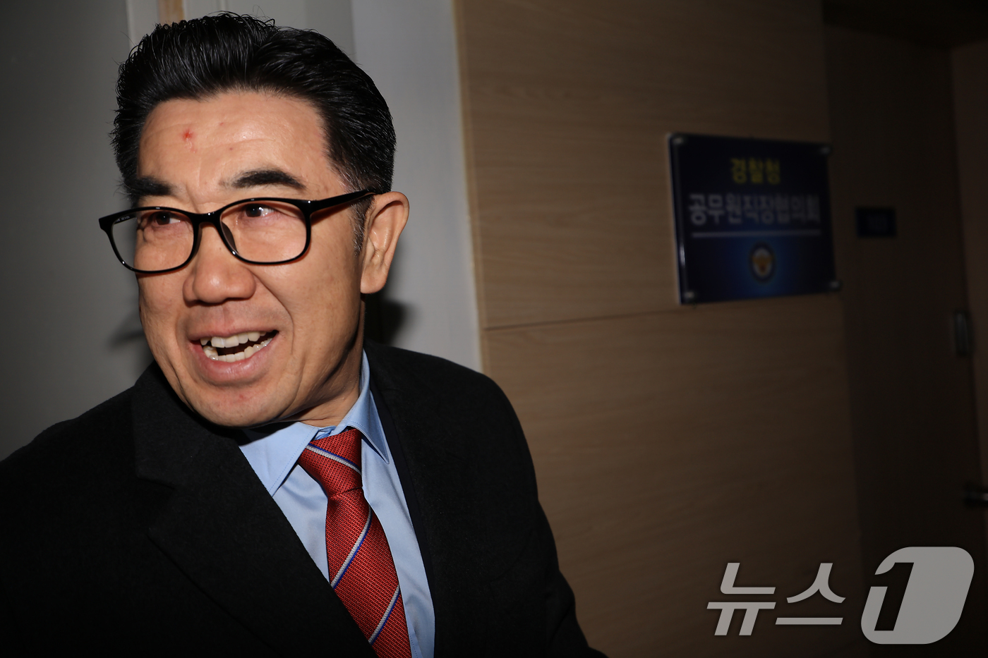 (서울=뉴스1) 박정호 기자 = 통일교 금품 수수 의혹을 받는 김규환 전 미래통합당 의원의 대리인인 장승호 씨가 7일 오후 서울 서대문구 경찰청으로 포렌식 조사 참관을 위해 도착해 …