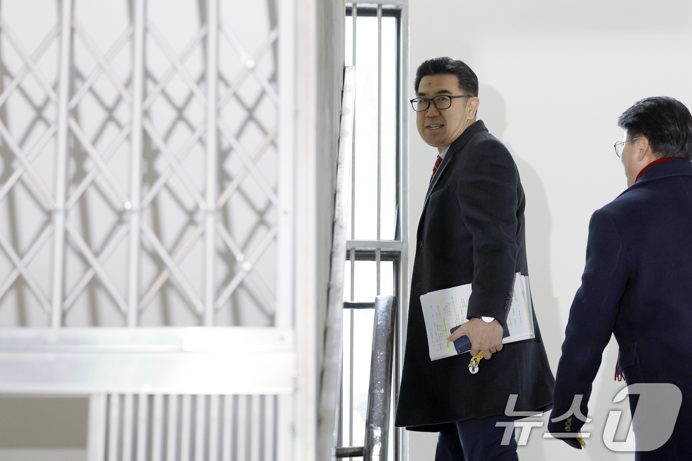 (서울=뉴스1) 박정호 기자 = 통일교 금품 수수 의혹을 받는 김규환 전 미래통합당 의원의 대리인인 장승호 씨가 7일 오후 서울 서대문구 경찰청으로 포렌식 조사 참관을 위해 도착해 …