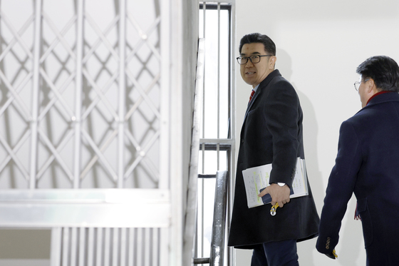 포렌식 참관 위해 경찰청 온 김규환 전 의원 대리인