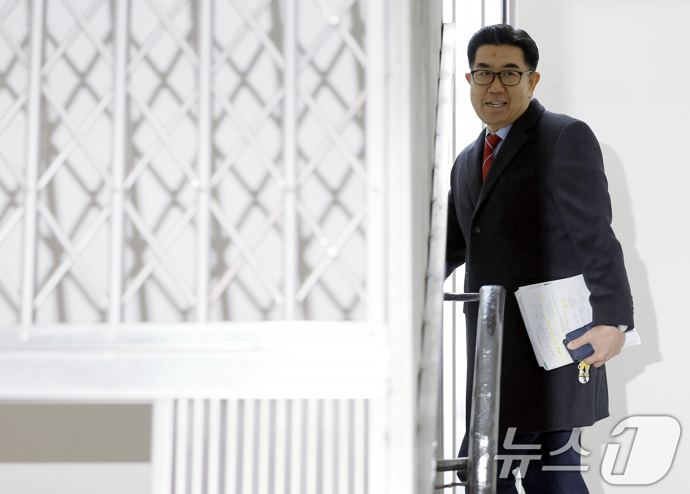 (서울=뉴스1) 박정호 기자 = 통일교 금품 수수 의혹을 받는 김규환 전 미래통합당 의원의 대리인인 장승호 씨가 7일 오후 서울 서대문구 경찰청으로 포렌식 조사 참관을 위해 도착해 …