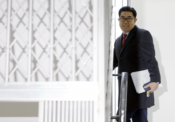 김규환 전 의원 대리인, 포렌식 참관 위해 이동