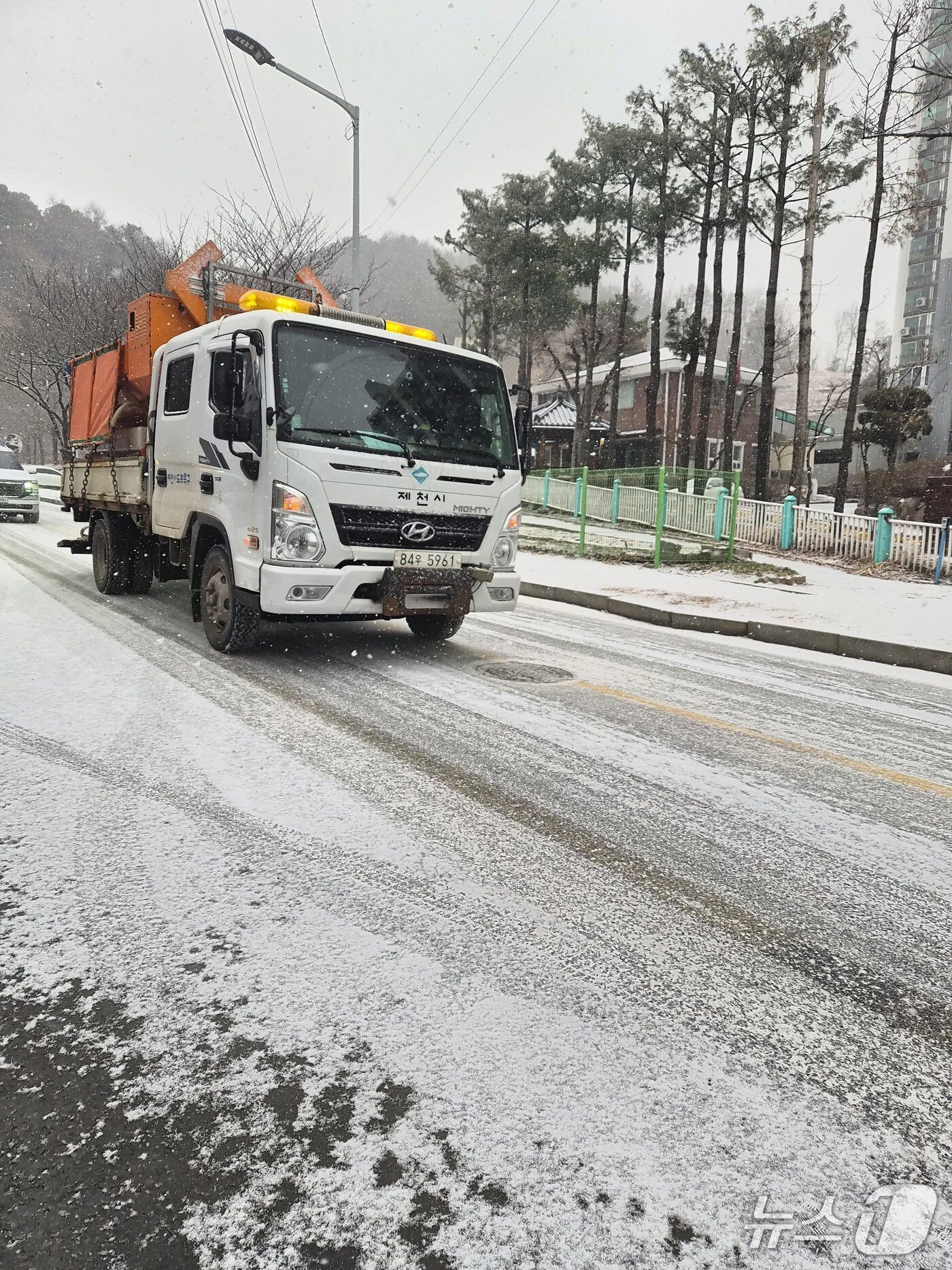 본문 이미지 -  제천시가 7일 오전 현재 15톤짜리 제설차량 22대와 5톤짜리 재설차량 7개, 살수차량 4대 등을 전 지역에 긴급 투입시켜 제설작업을 펼치고 있다.2026.1.7/뉴스1 손도언 기자
