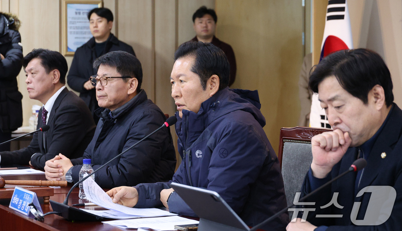 (서울=뉴스1) 신웅수 기자 = 정청래 더불어민주당 대표가 7일 서울 송파구 서울시농수산식품공사에서 열린 서울 민생 현장 최고위원회의에서 발언하고 있다. 2026.1.7/뉴스1