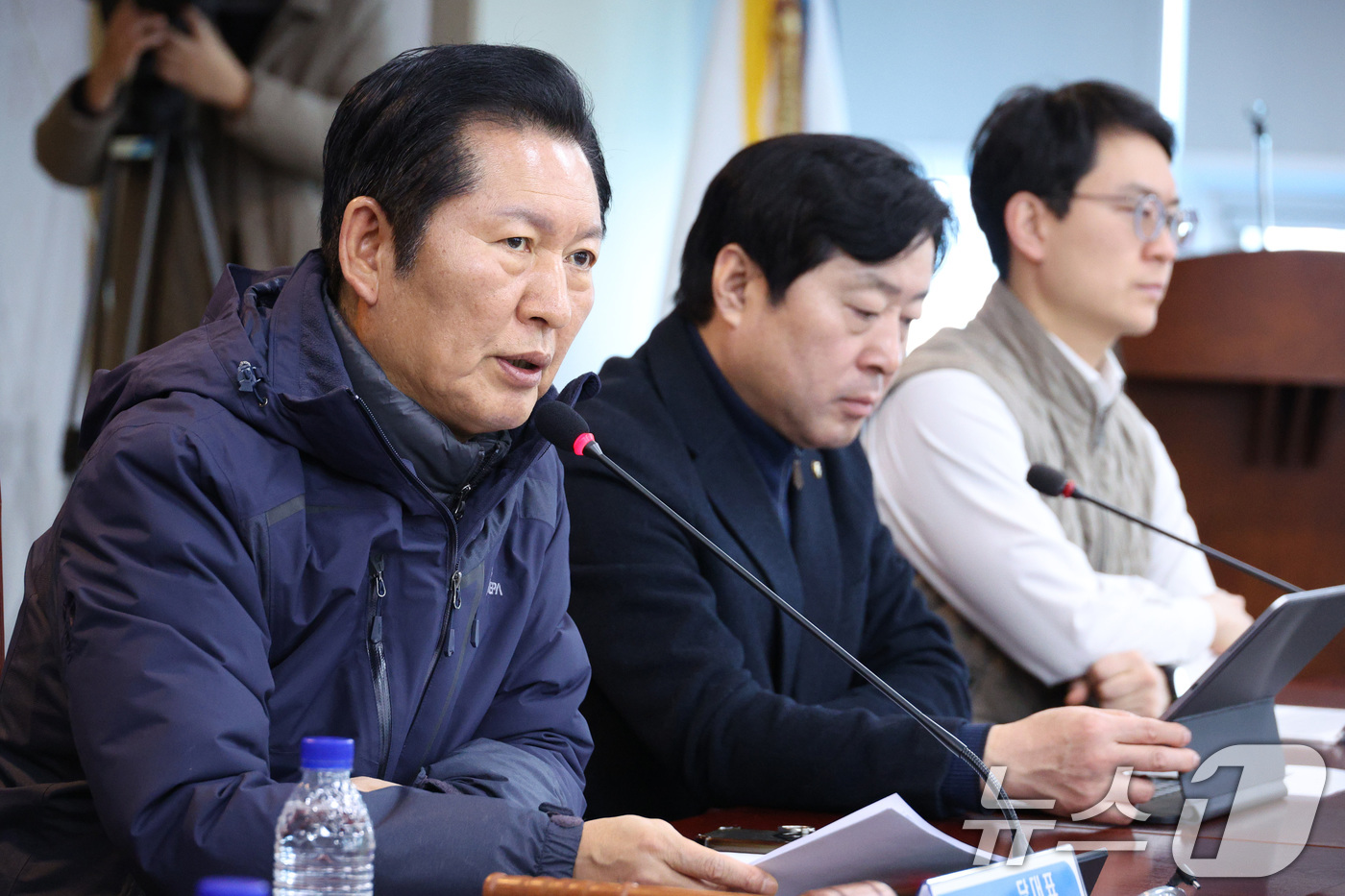 (서울=뉴스1) 신웅수 기자 = 정청래 더불어민주당 대표가 7일 서울 송파구 서울시농수산식품공사에서 열린 서울 민생 현장 최고위원회의에서 발언하고 있다. 2026.1.7/뉴스1